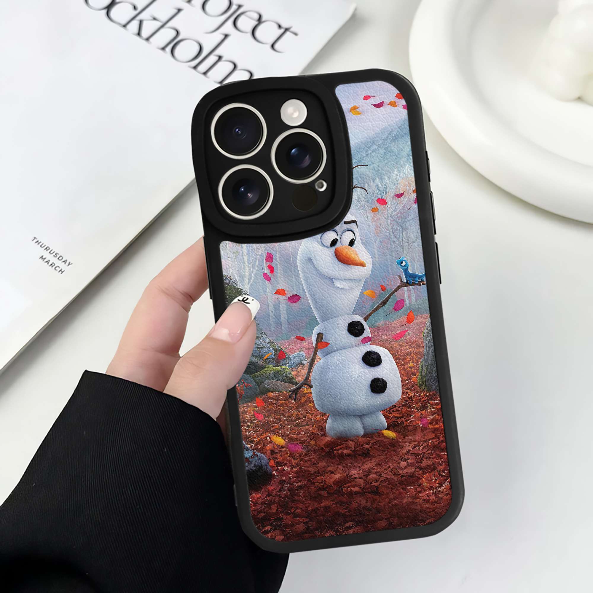 （画像用） アナと雪の女王 アンナ エルサ Frozen Anna Elsa 【iPhone 16シリーズ対応】シリコンスマホケース（レザー調） 材質：シリコン